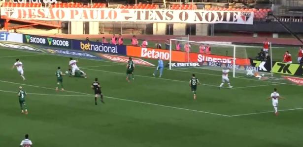 CBF apresenta áudio do VAR ao São Paulo: árbitro notou escorregão