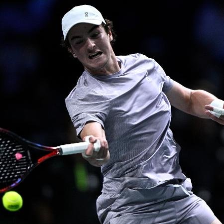 João Fonseca em ação no Masters de Paris João Fonseca em ação no Masters de Paris