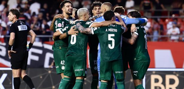 Palmeiras supera São Paulo de virada e assume a liderança após polêmica.