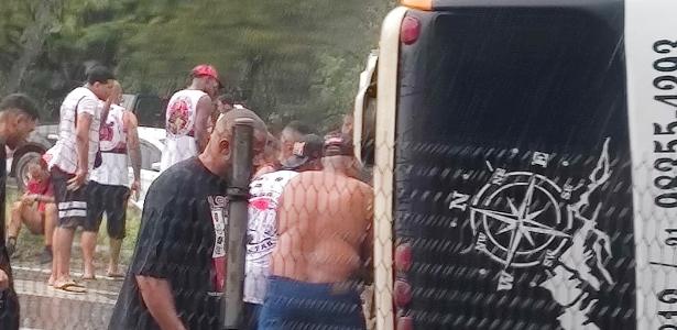 Ônibus da torcida do Flamengo envolve acidente com feridos graves