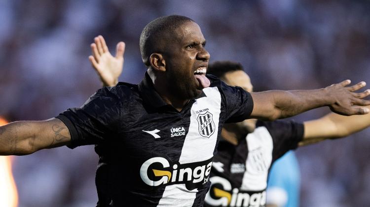 Toró celebra gol da Ponte Preta sobre o Londrina pela final da Série C