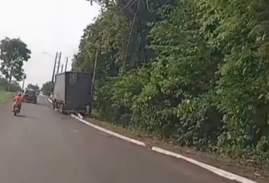 Caminhão desce desgovernado e derruba poste na “Ladeira do S” em Paraíso do Tocantins – Surgiu