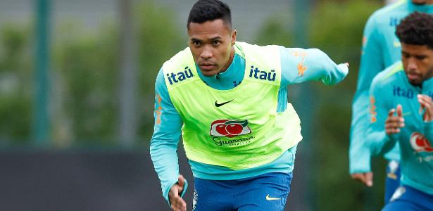 Alex Sandro prioriza sono em vez de carona no avião de Leila