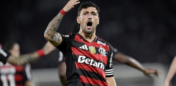 Flamengo derrota Bragantino e amplia vantagem na liderança