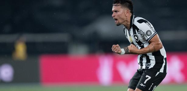 Botafogo vira contra o lanterna Sport nos acréscimos e entra no G5