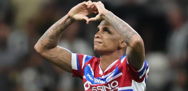 Deyverson brilha com três gols, pede desculpas e empata com o Atlético-MG