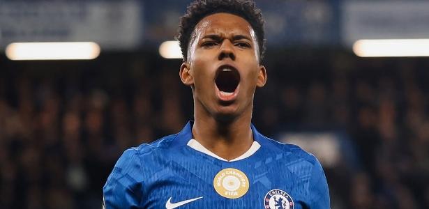 Estêvão brilha com golaço, e Chelsea supera Barcelona na Champions