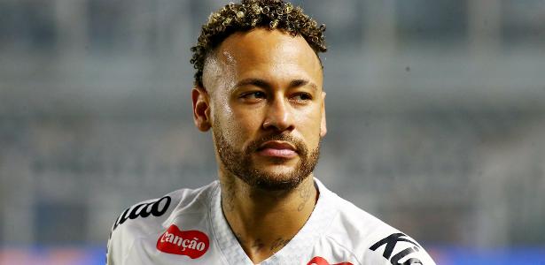 Neymar muda postura, sai exausto e retorna a jogar 90 min após 76 dias
