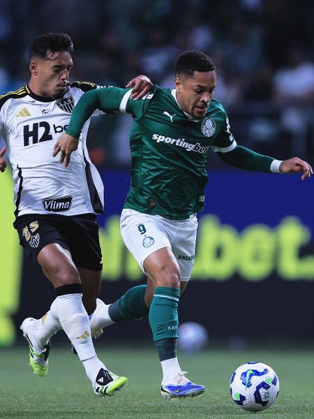 Vitor Roque, do Palmeiras, e Gabriel Menino, do Atlético-MG, em ação em jogo do Brasileirão