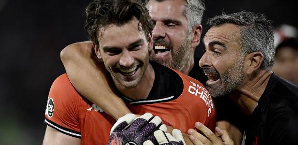 Vasco vence Flu nos pênaltis após gol contra e encontra o Corinthians